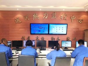 客服人员认真接听用户电话